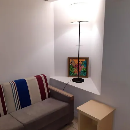 Studio A Saint Laurent Du Var A 100 M De La Plage Avec Piscine Partagee Et Jardin Clos *